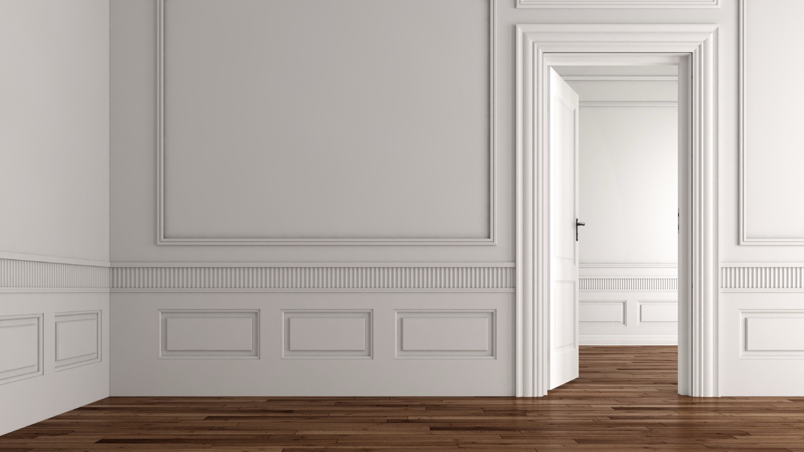 Pièce rénovée aux murs moulurés blancs et parquet en bois massif